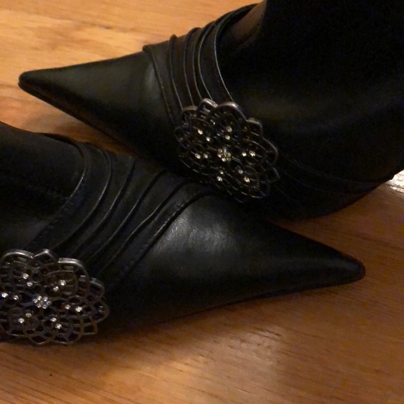 🎉HP🎉Like-New Steve Madden Black Leather 3” heel boot - Picture 2 of 6